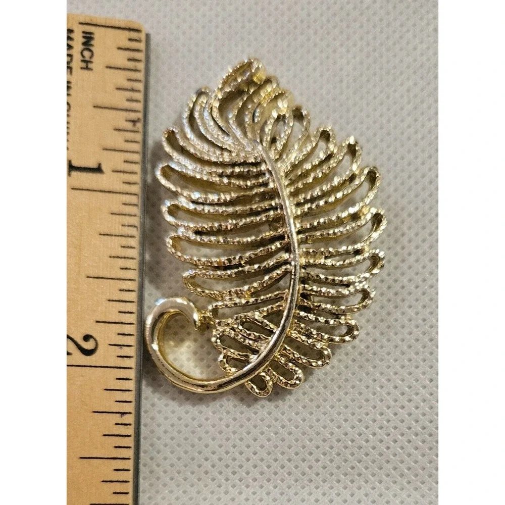 Vintage GERRYS  Gold Tone‎ Textured Large 2.2
